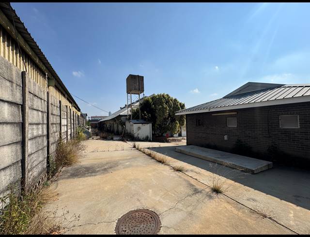 1,000M² WAREHOUSE TO LET IN WYNBERG